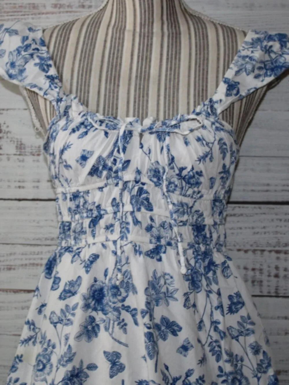 Popular 21 Flutter Strap Floral butterfly Mini Dress Size Medium - Picture 3 of 5